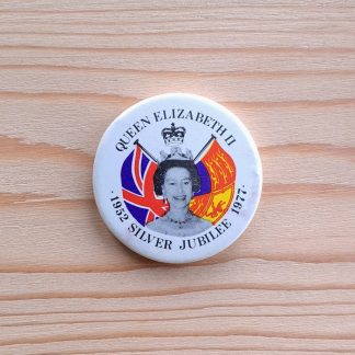 Queens Elizabeth II - Silver Jubilee - Vintage pin badge