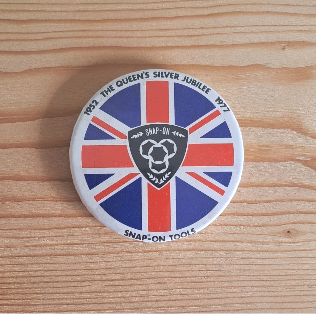 Queen Platinum Jubilee Enamel Metal Pin Badge Party Gb Union Jack 2022 IL - Foto 3