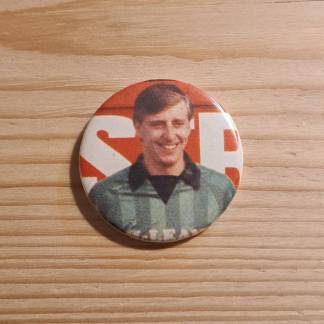 Vintage pin badge featuring an unknown football player